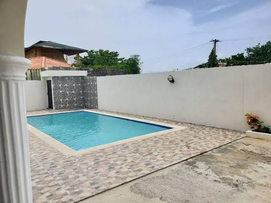 La Urena Villa Familiar Con Piscina Cerca Av Ecologica בית נופש
